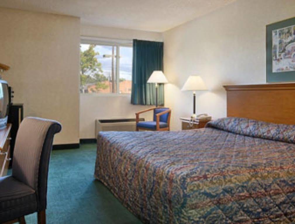 Hotel Super 8 By Wyndham Kingston Exterior foto